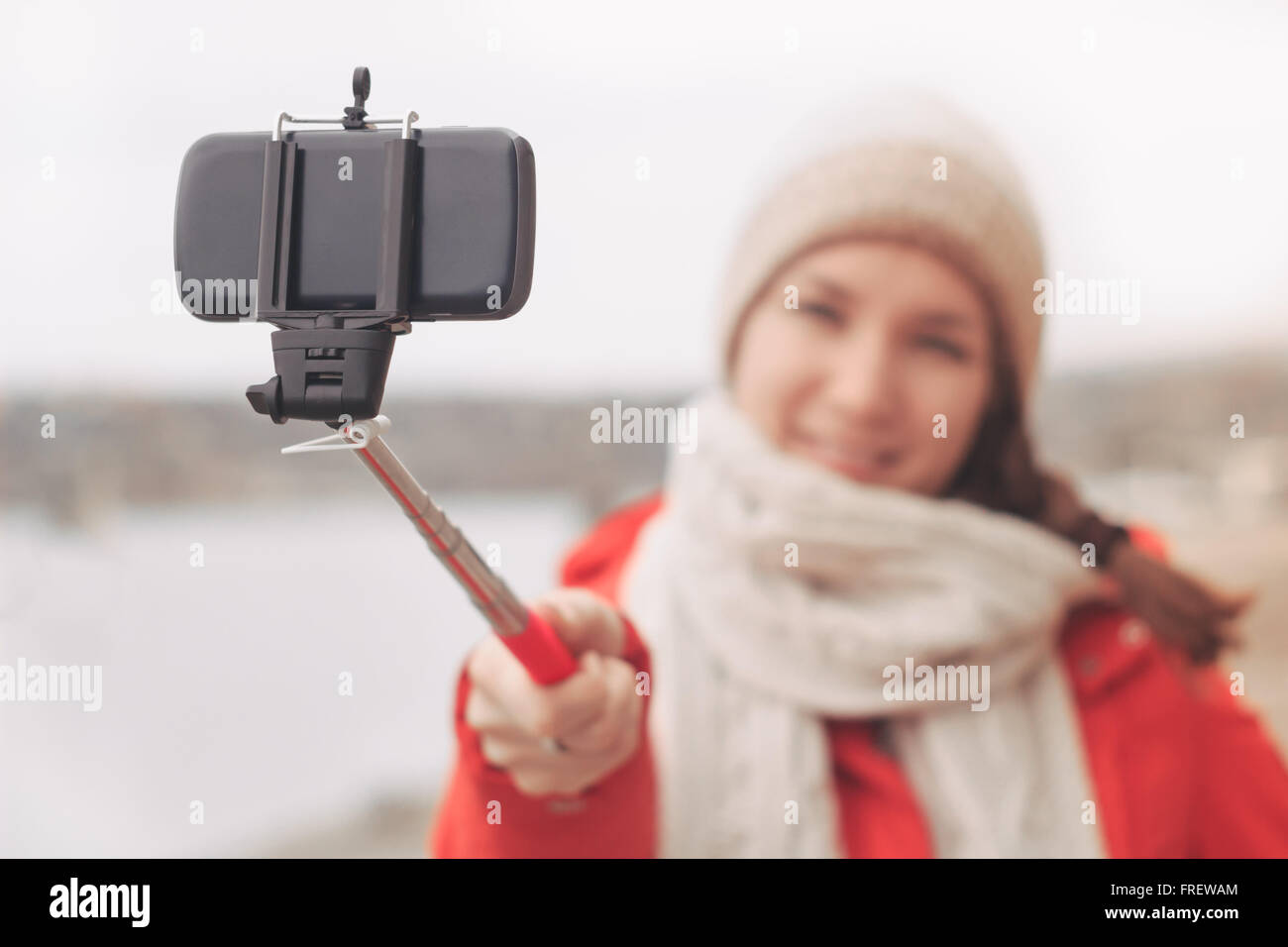 Junge Frau nehmen Foto mit Selfie stick Stockfoto