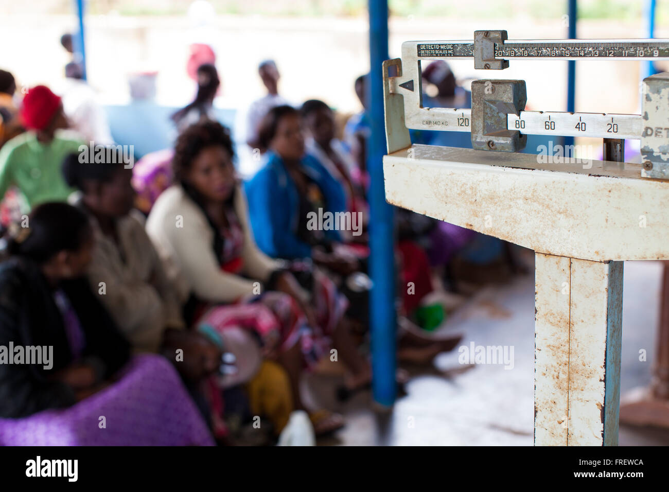 Frauen warten, werden gewogen und geprüft in einer Anti-natal Klinik Uganda Afrika Stockfoto