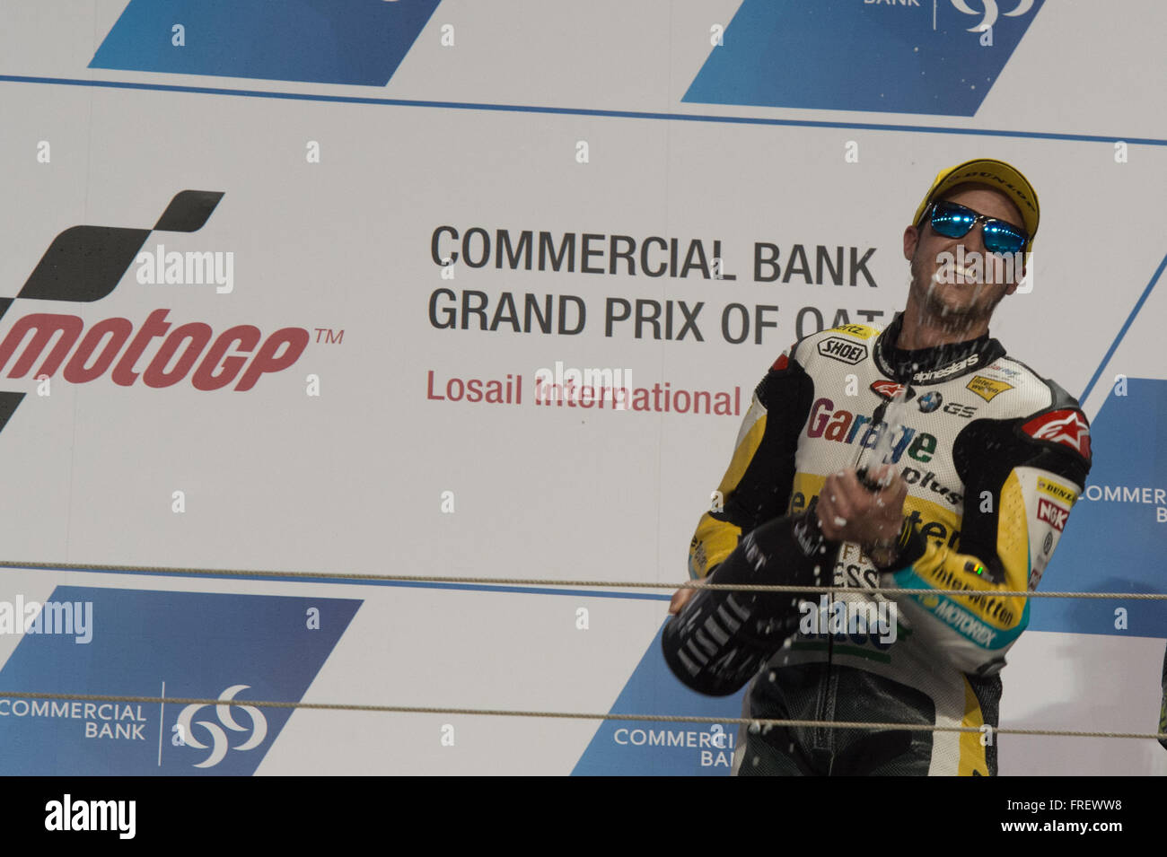 Losail International Circuit, Katar.  20. März 2016.  Thomas Lüthi auf dem Podest nach dem Gewinn der Moto 2-Rennen auf dem erhältlich Stockfoto