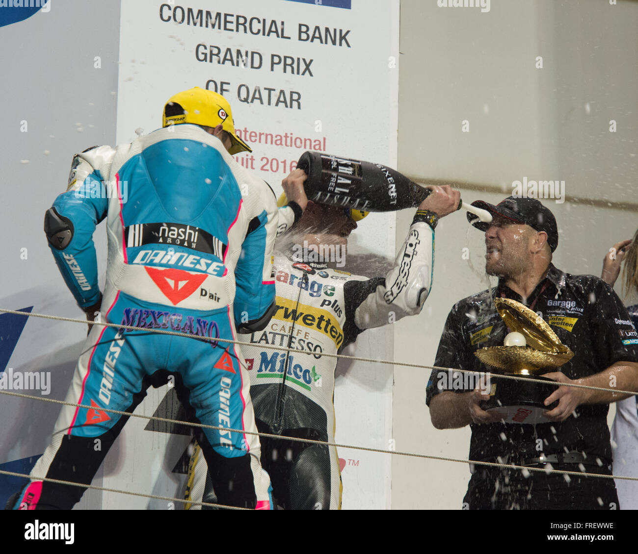 Losail International Circuit, Katar.  20. März 2016.  Lüthi und Salom feiern nach dem Moto 2-Rennen in der Commercial Bank G Stockfoto