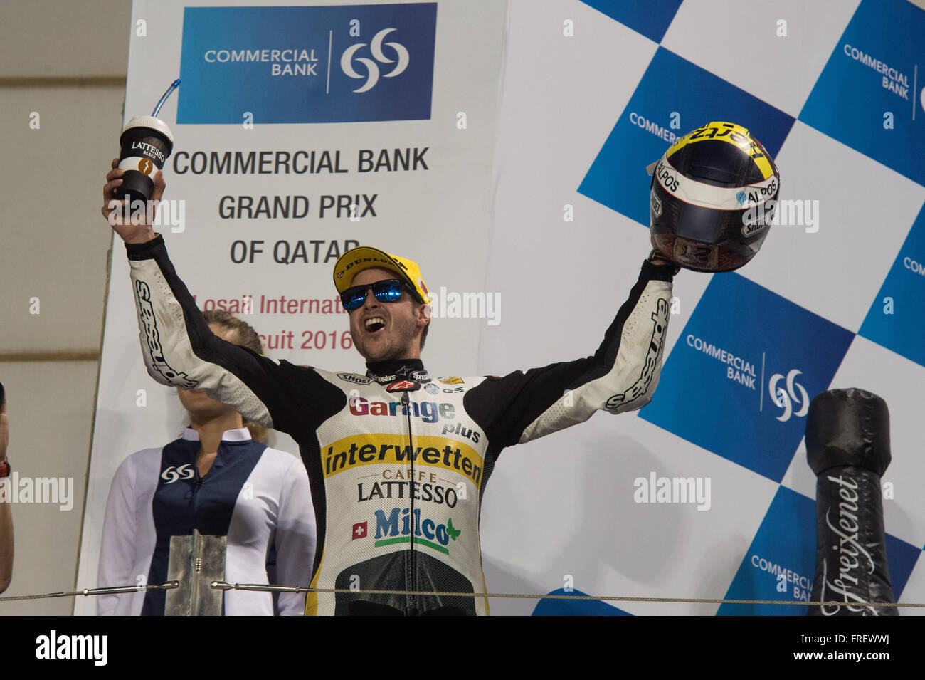 Losail International Circuit, Katar.  20. März 2016.  Thomas Lüthi feiert, als er auf dem Podium die Schritte nach dem Gewinn der Mo Stockfoto