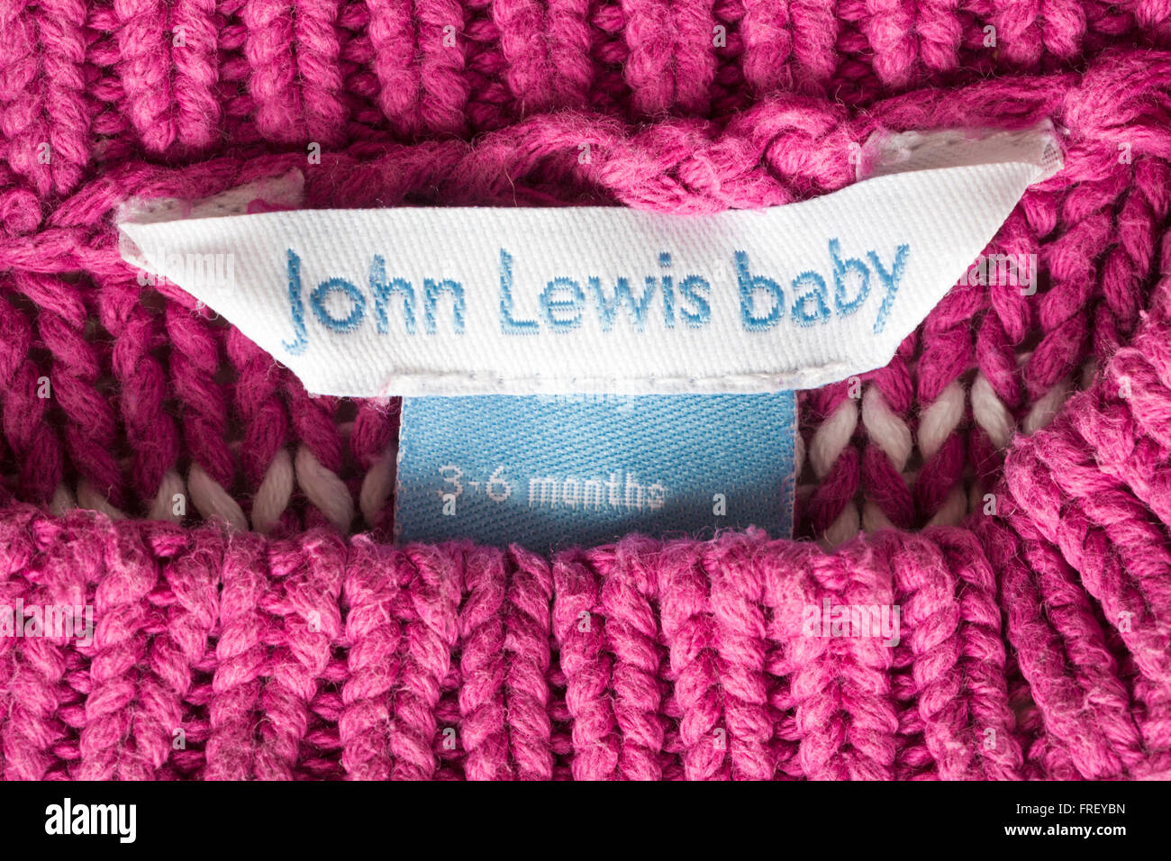 John Lewis Baby Label in rosa Pullover für Babys 3-6 Monate Stockfoto