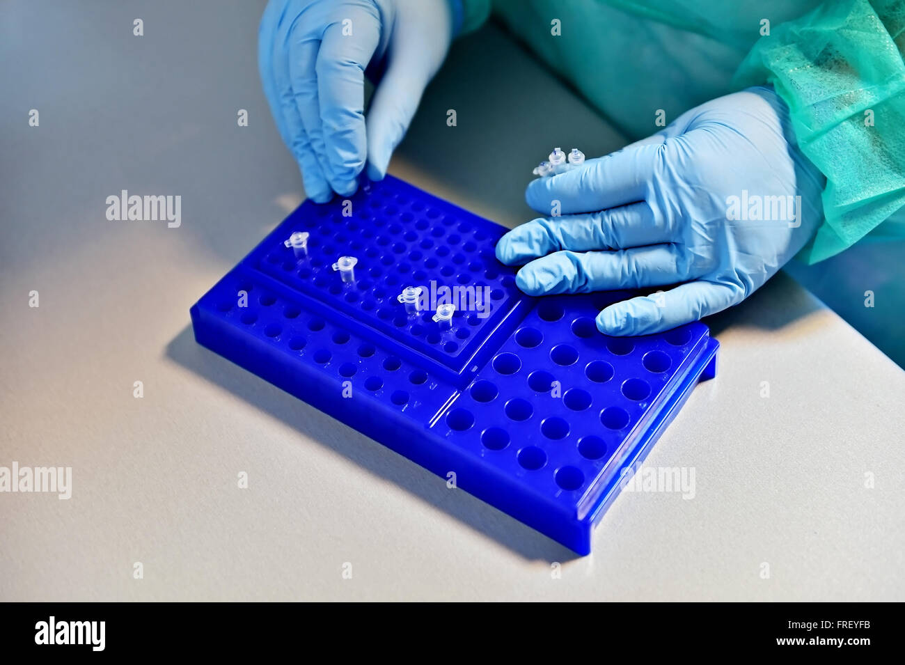 Detail mit Medic Hände arbeiten mit medizinischen Schläuchen in einem Labor Stockfoto