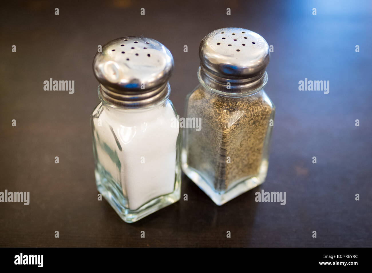 Klassisches klar Diner Salz- und Pfefferstreuer (Töpfe). Stockfoto