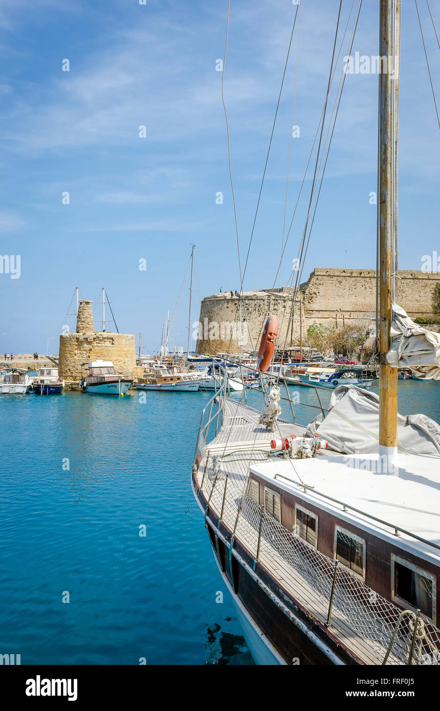 Burg und Boote im Hafen von Kyrenia an der nördlichen Küste von Zypern. Stockfoto