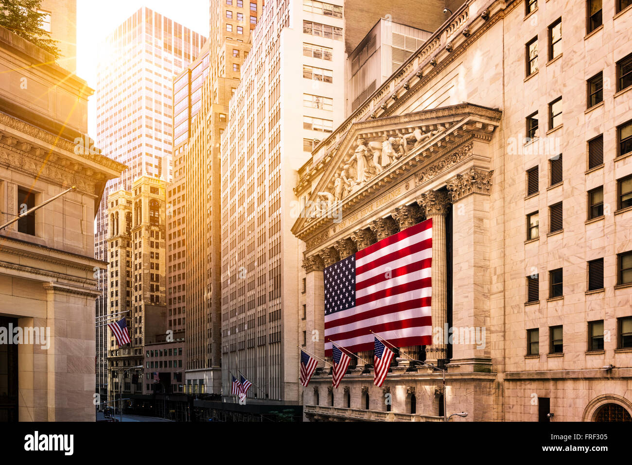 Berühmten Wall Street und das Gebäude in den USA, New York Stock Exchange mit Patriot-Flagge Stockfoto