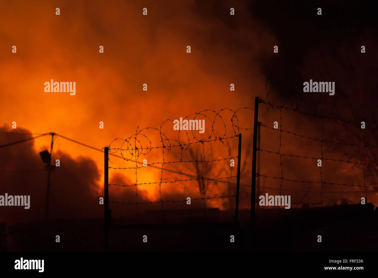 Zäune mit Stacheldraht, Lagerung Feuer Stockfoto