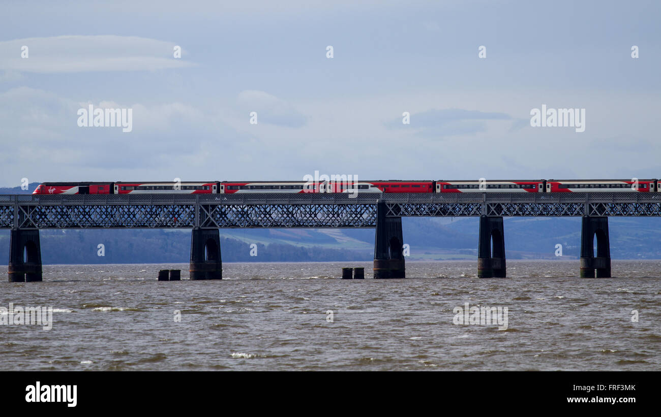 London gebunden Jungfrau Bahn überqueren die berühmte Eisenbahnbrücke von Tay von Dundee, UK Stockfoto