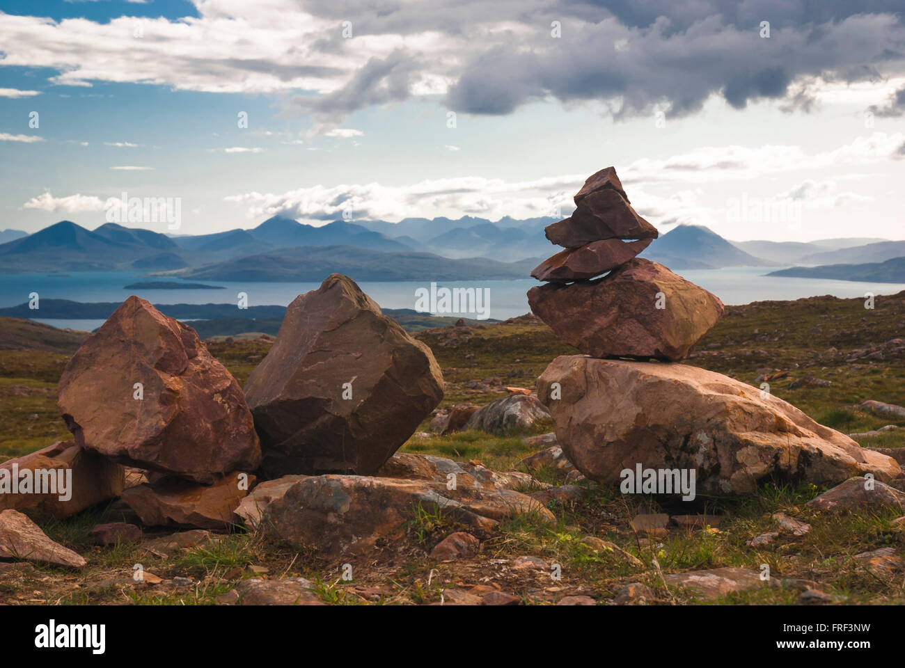 Blick auf die Isle of Raasay und der Isle Of Skye Inner Sound von der Spitze des Bealach Na Ba, Schottland Stockfoto