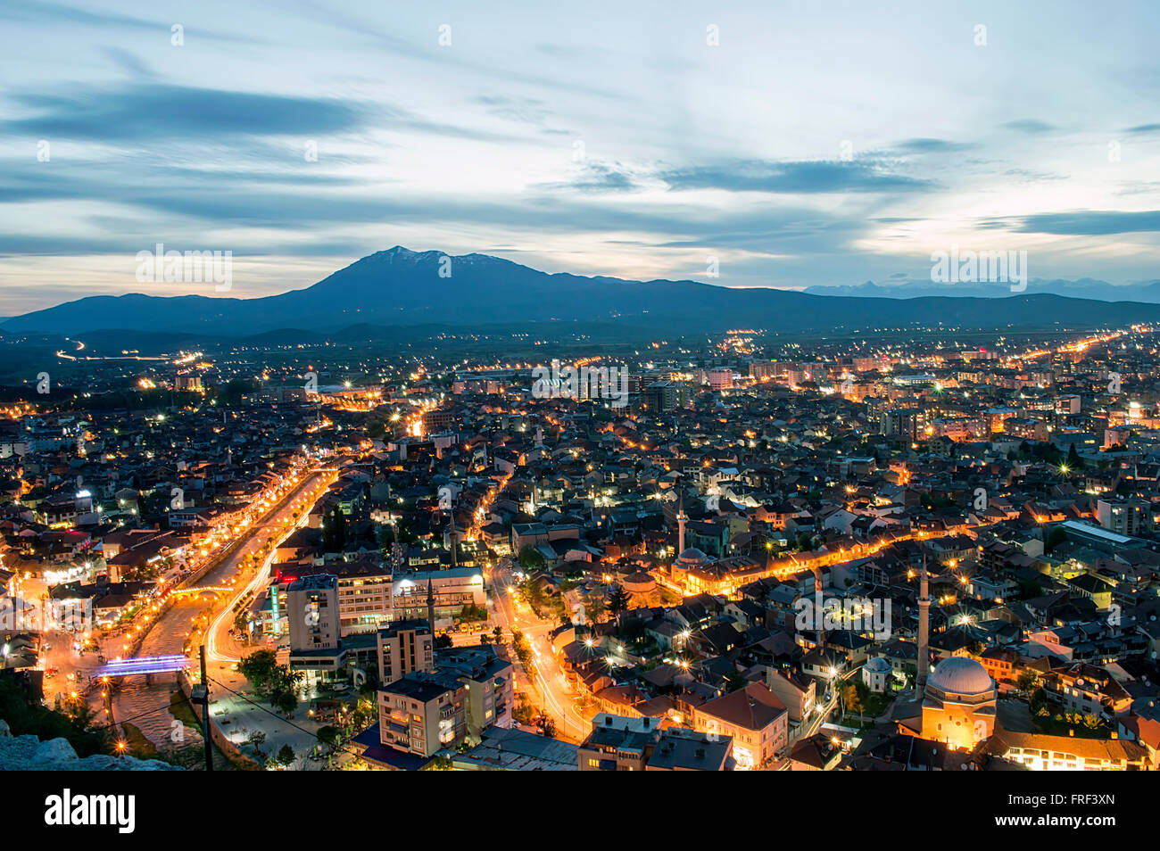Prizren die zweitgrößte Stadt in der Republik Kosovo bei Nacht. Langzeitbelichtung geschossen. Stockfoto