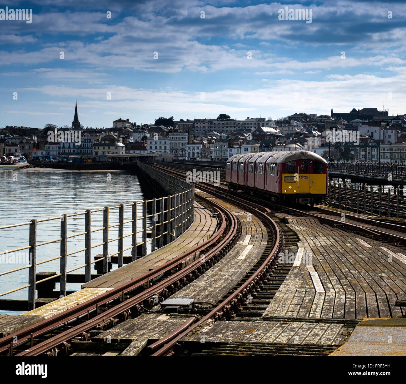 Ein Alter Londoner U-Bahn-Zug nähert sich Ryde Pier Head auf der Island Line, Isle Of Wight Stockfoto