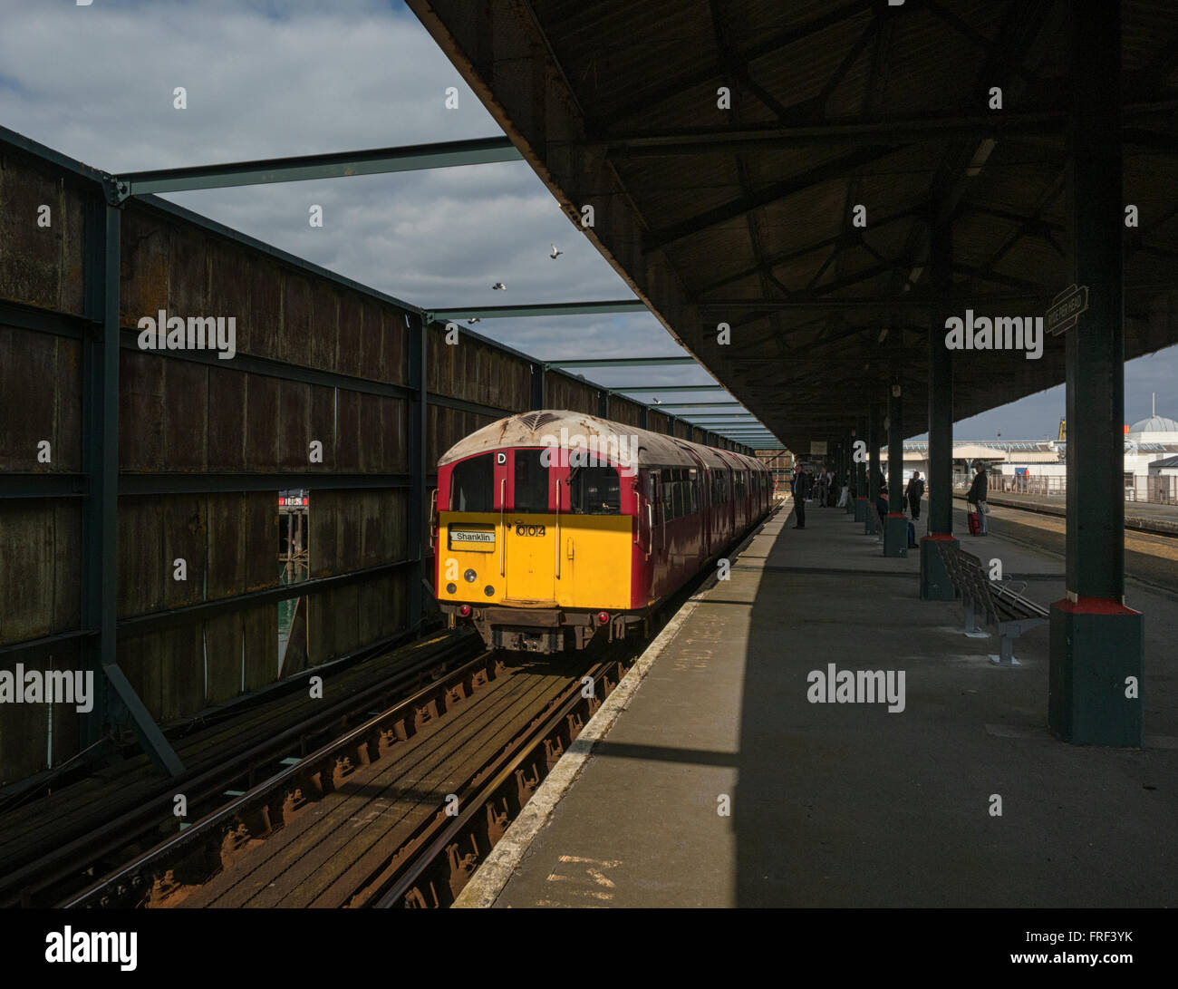 Alten Londoner U-Bahn Zug liegt bei Ryde Pier Head auf der Island Line, Isle Of Wight Stockfoto