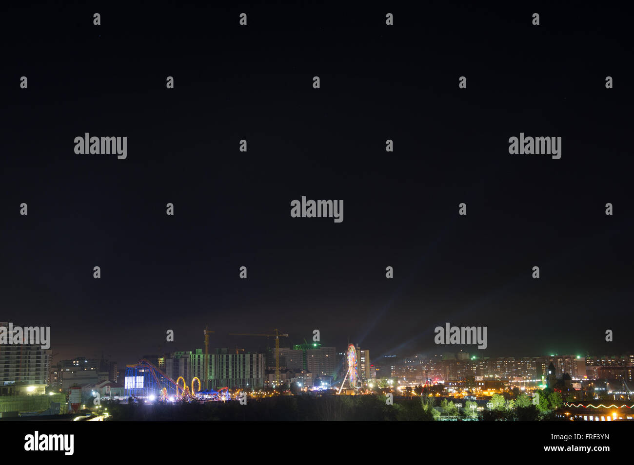 Die Lichter von Ulan Bator in der Nacht. Stockfoto