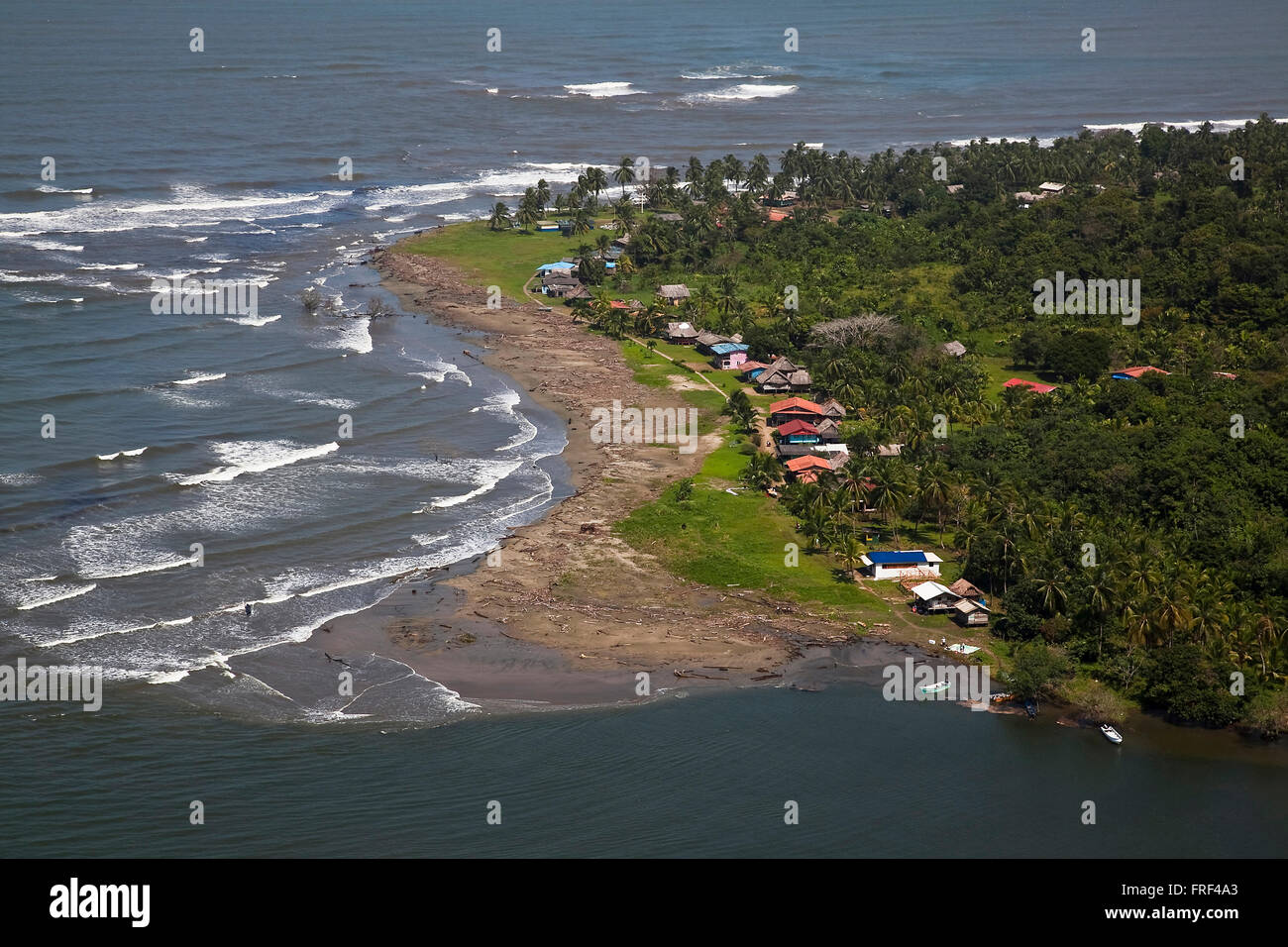 Luftaufnahme der Mündung des Petaquila Flusses, Belén, Panamá Stockfoto