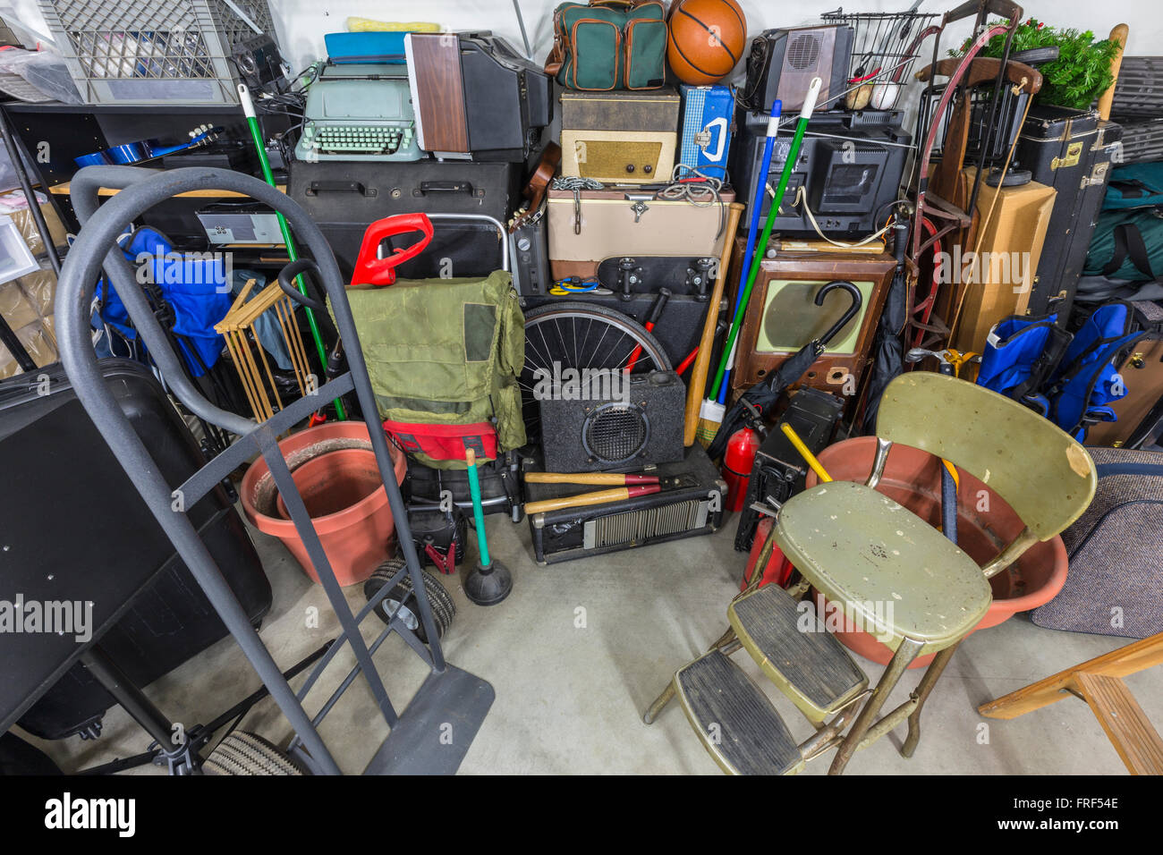 Haus Garage Lagerung durcheinander. Stockfoto