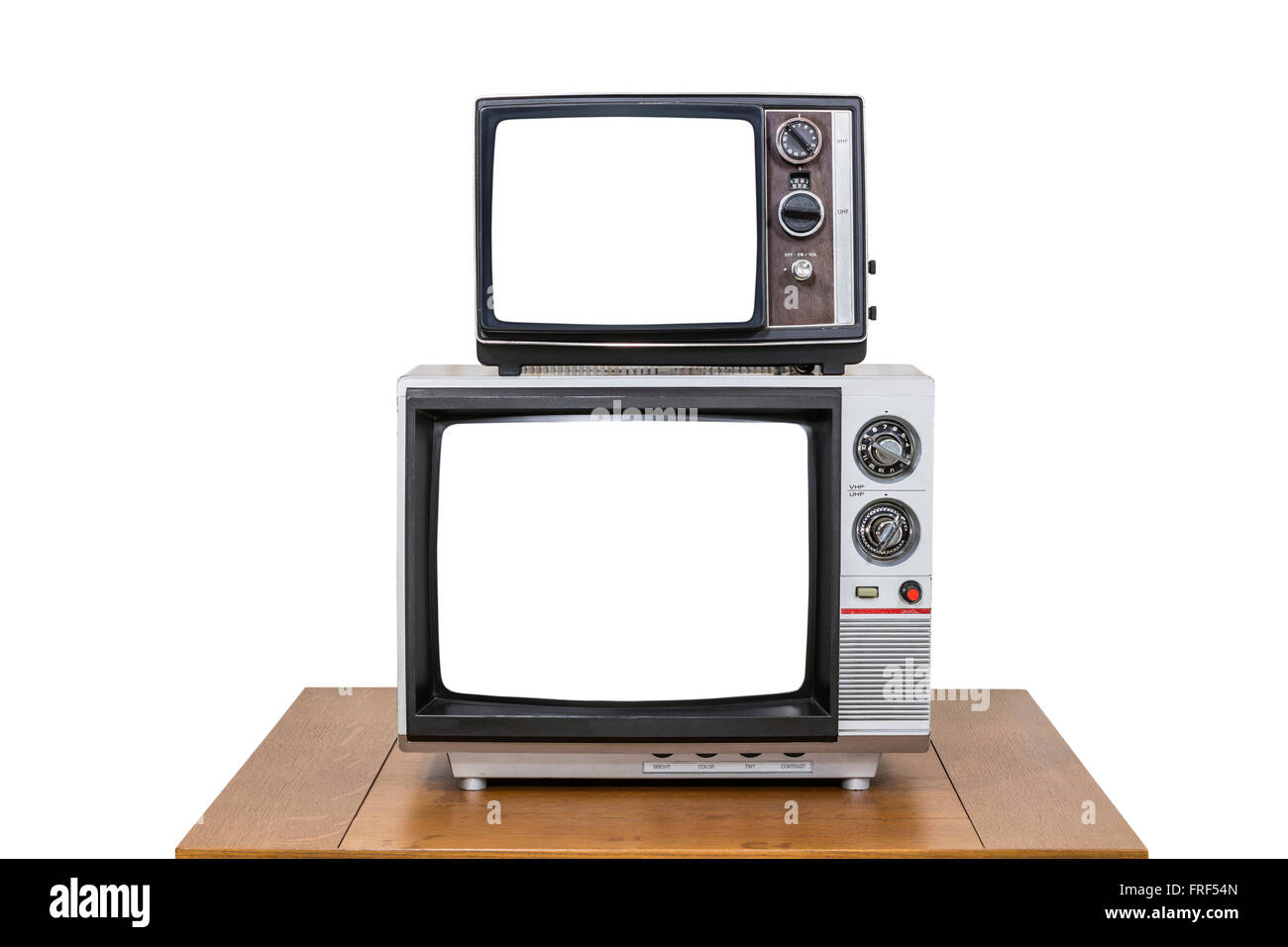 Vintage TV Stack auf alten Holztisch, isoliert auf weiss mit Ausschneiden Bildschirme. Stockfoto