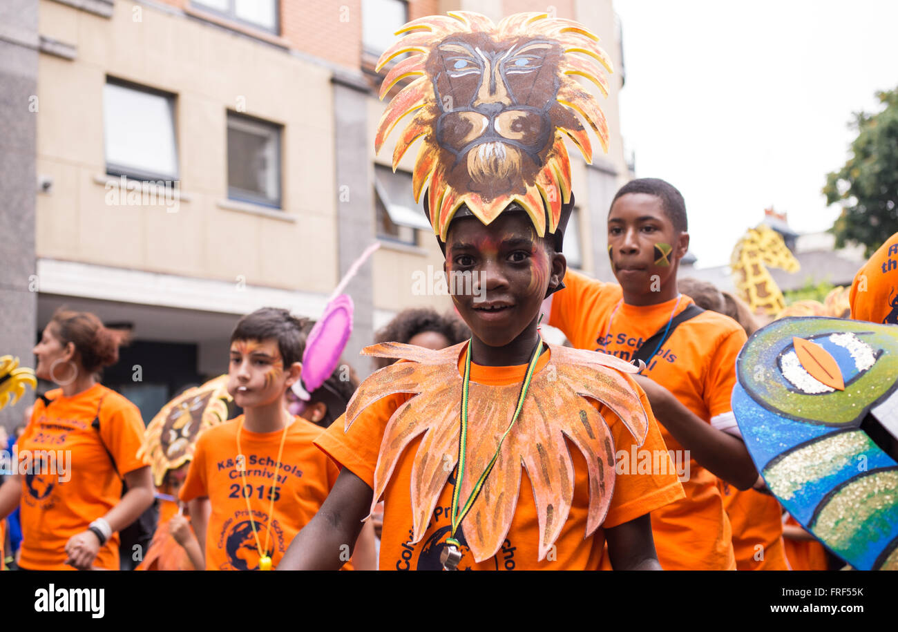 Junge mit überrascht Gesicht tragen ein afrikanisches Kostüm während der Street Parade für den Notting Hill Carnival Stockfoto