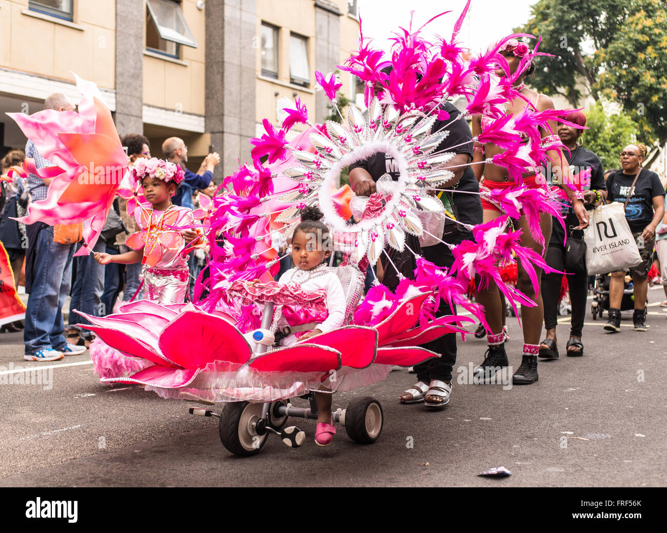 Mädchen auf einer phantastischen gekleidet Trike während der Notting Hill Carnival street parade, einer der größten Street Festival in Europa Stockfoto