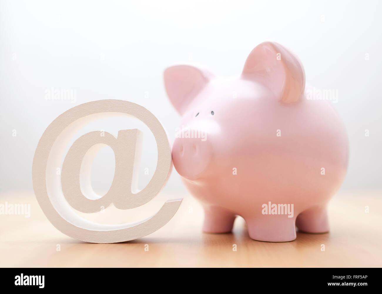 Sparschwein mit e-Mail-symbol Stockfoto