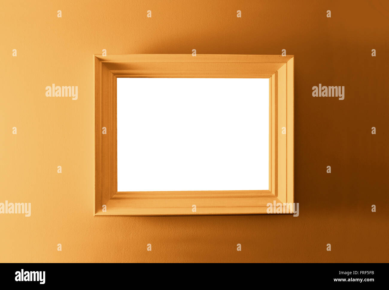 Weißen leeren Rahmen an die braune Wand. Kostenloses Exemplar Raum. Stockfoto