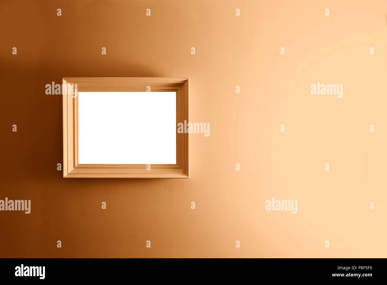 Leeren Rahmen an die braune Wand. Kostenloses Exemplar Raum. Stockfoto