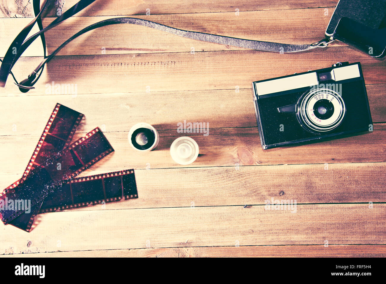 Retro-Vintage-Kamera und fotografischen Film auf hölzernen Hintergrund. Instagram retro Vintage Bild. Stockfoto