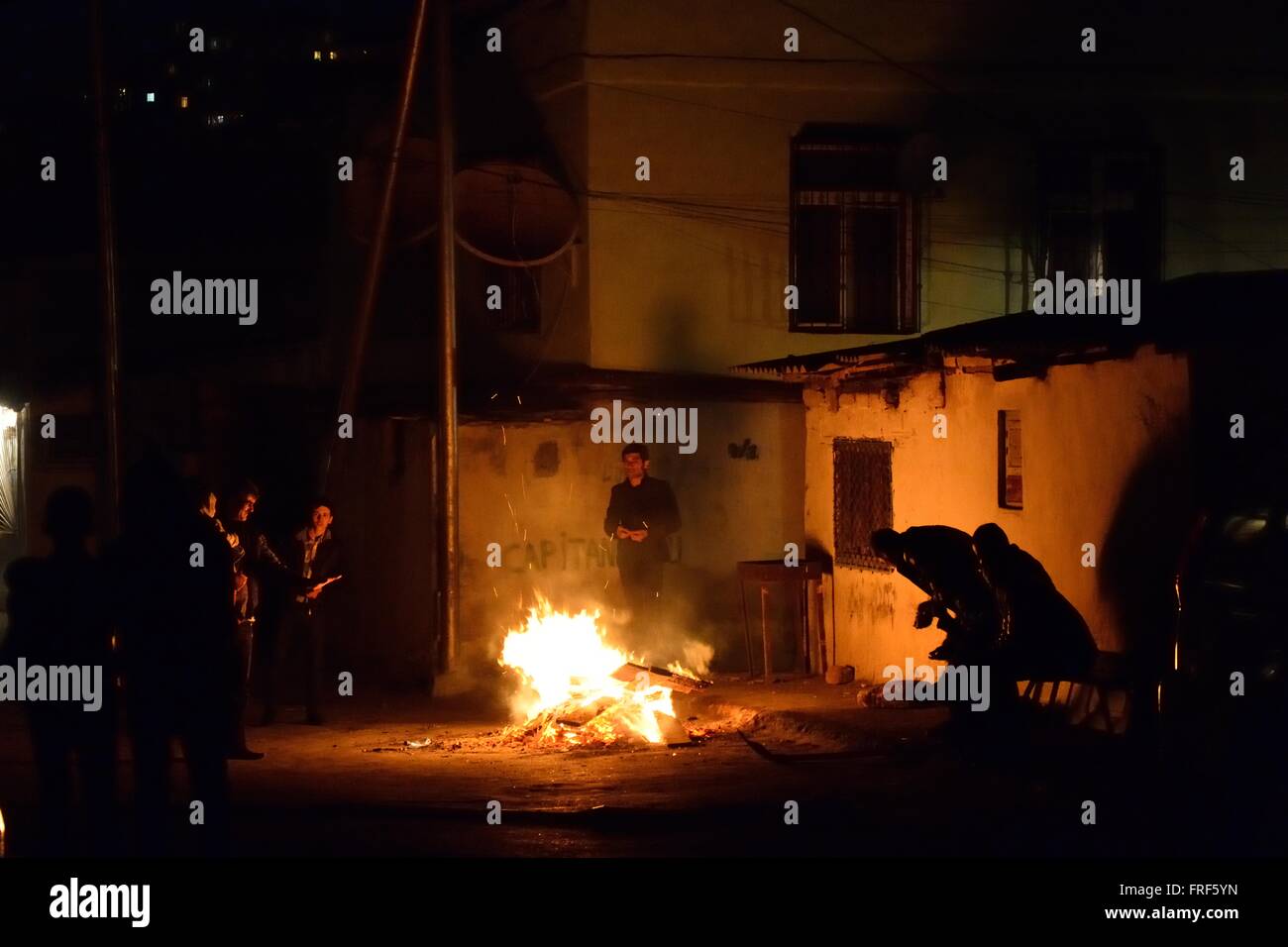 BAKU, Aserbaidschan - 10. März 2014 Leute stehen um ein Feuer zu feiern Nowruz in Baku, Aserbaidschan Stockfoto