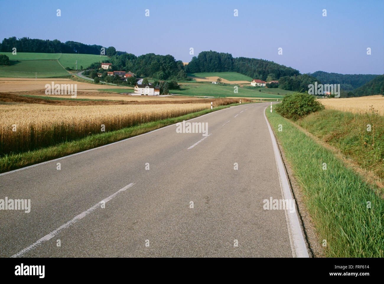 Straße durch eine ländliche Landschaft, Deutschland Stockfoto