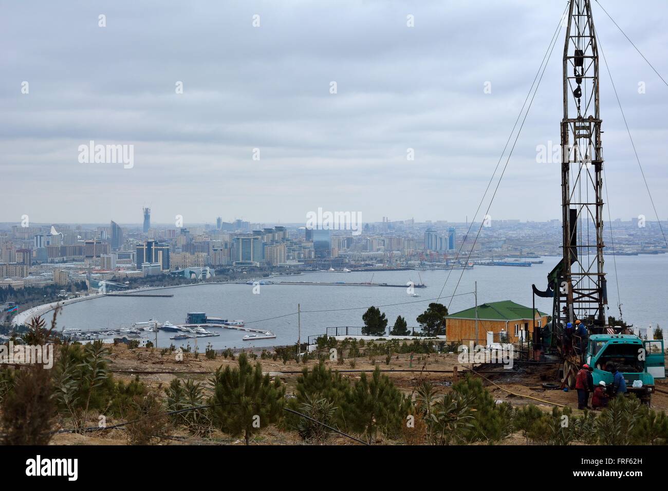 Öl-Bohrinsel in Baku, der Hauptstadt Aserbaidschans, mit Blick über die Stadt und das Kaspische Meer. Ölbohrungen nahe dem Zentrum Stockfoto