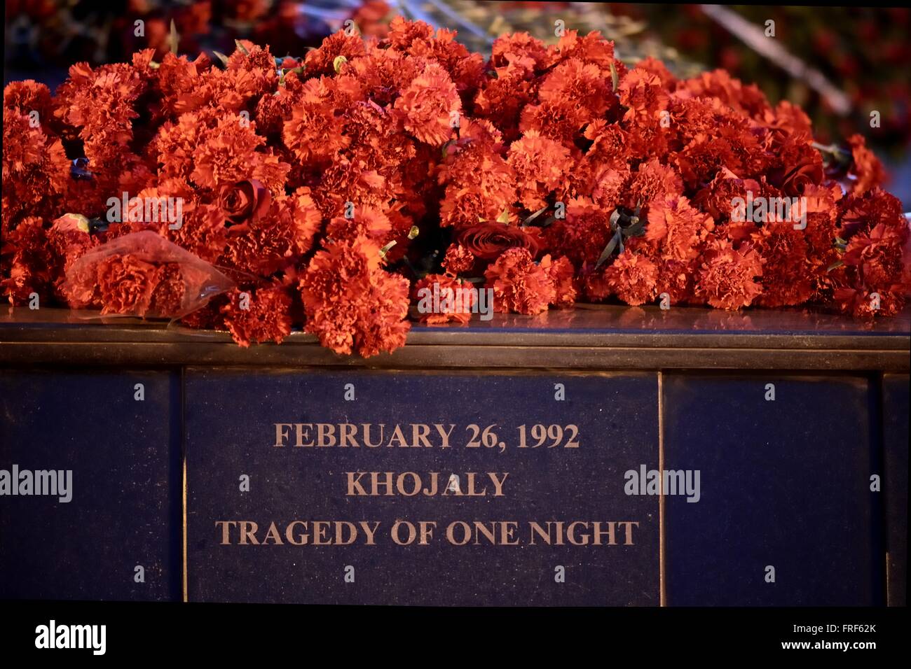 BAKU, Aserbaidschan - 26. Februar 2014 Chodschali Tragödie einer Nacht: Inschrift und Kranz am Jahrestag des Massakers Stockfoto