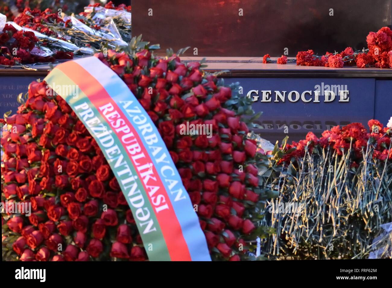 BAKU, Aserbaidschan - 26. Februar 2014 Völkermord auf dem Denkmal für die Opfer des Massakers von Xocalı eingeschrieben Stockfoto