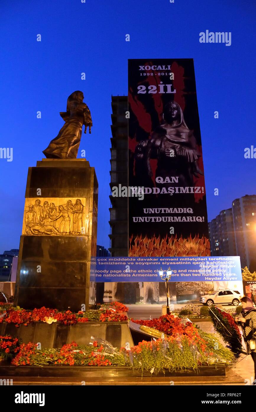 BAKU, Aserbaidschan - 26 FEB 2014 Chodschali-Denkmal und Banner am Jahrestag des Massakers in Baku, der Hauptstadt von Aserbaidschan Stockfoto