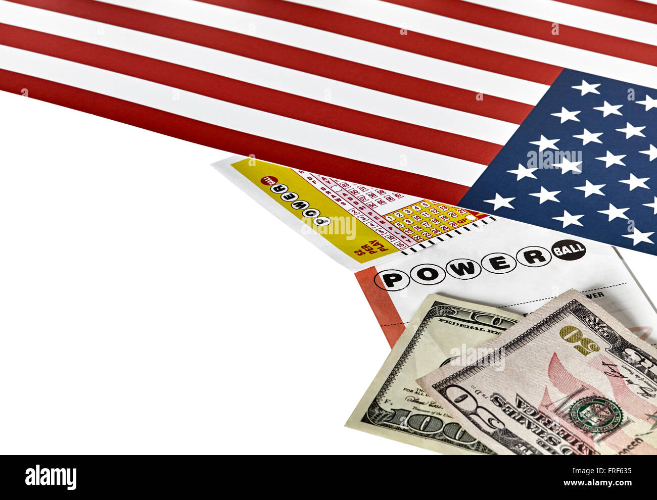 Power Ball Lotterie-Tickets mit einer amerikanischen Flagge und ein hundert und fünfzig Dollarschein isoliert auf weiss Stockfoto