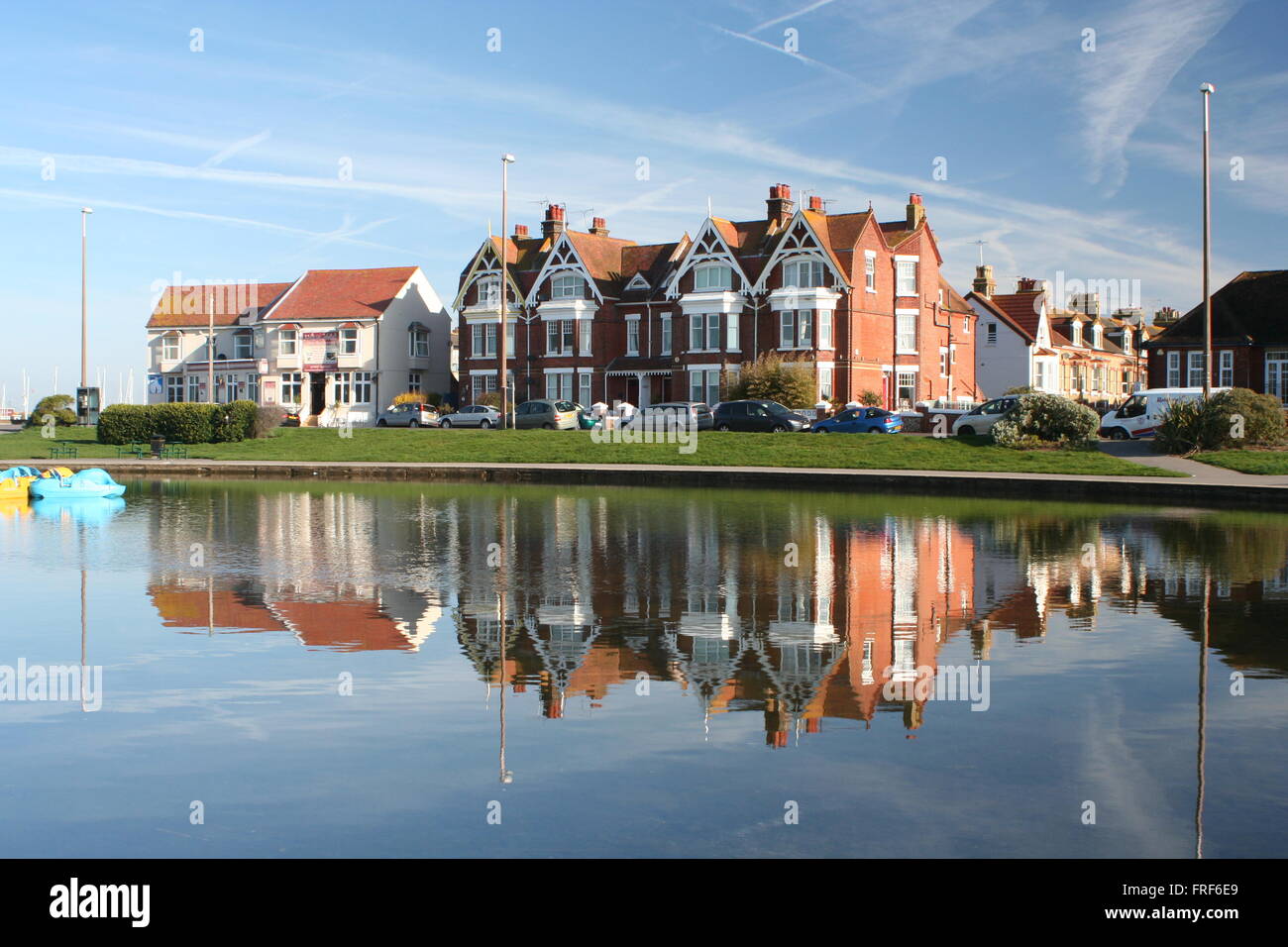 Reflexionen in der Oyster Pond See zum Bootfahren in Littlehampton West Sussex Stockfoto