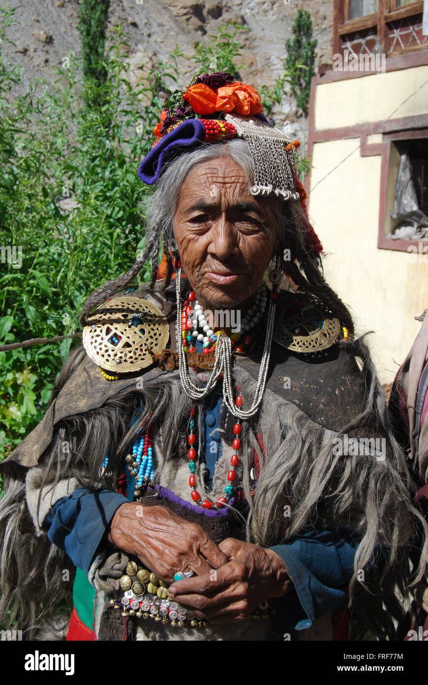 Ladakh, Himalaya, Indien - 15.07.2008 - Indien / Jammu und Kaschmir / Dha Hanu Tal - Ladhaki Blume Frau, Dha-Hanu-Tal, Stockfoto