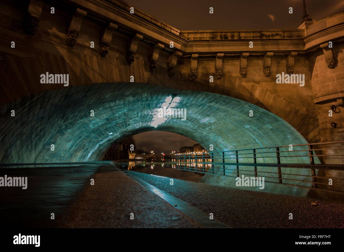 Ponts de Paris - Überschwemmungen 02.11.2013--der Seine in die neue Brücke (Pont Neuf) im Winter 2013 geschlossen am Flussufer exp Stockfoto