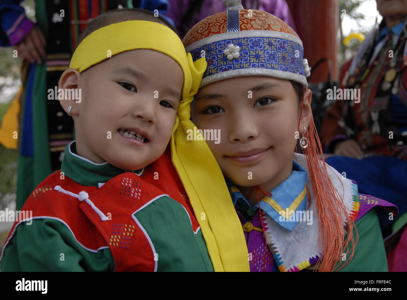 Mongolei - 13.07.2010 - Mongolei / Ulan-Bator / Ulan-Bator - Portrait der  mongolischen Kinder in ihrer traditionellen Kleidung Stockfotografie - Alamy