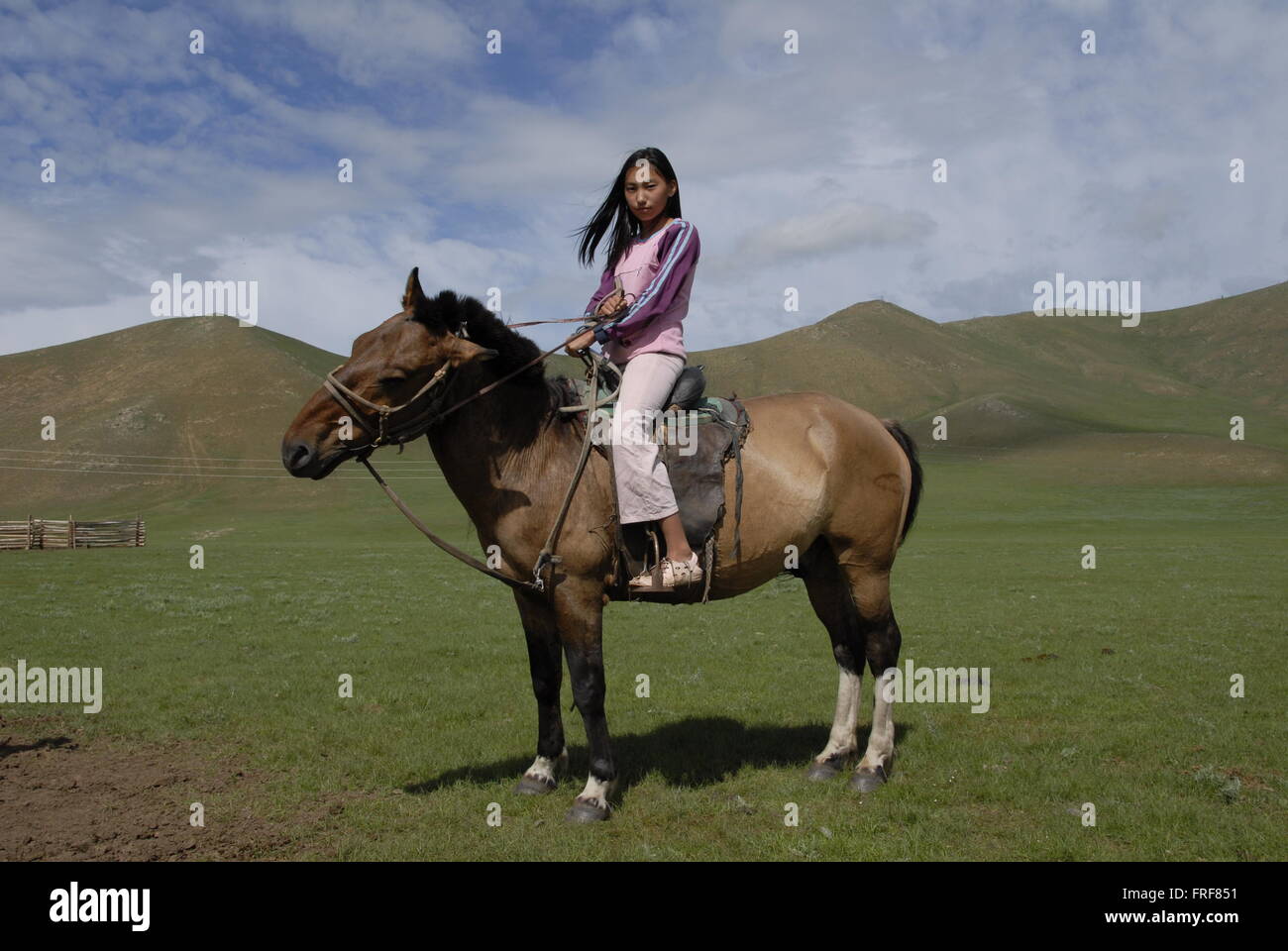 Mongolei - 30.07.2010 - Mongolei - mongolischen jungen auf ihrem Pferd - Sandrine Huet / Le Pictorium Stockfoto