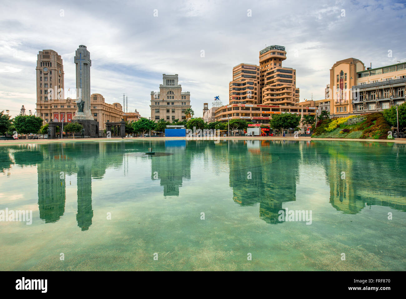 SANTA CRUZ, Teneriffa Insel, Spanien - 26. Dezember 2015: spanische Zentralplatz mit modernen Pool reflektiert Gebäude in Santa Cru Stockfoto