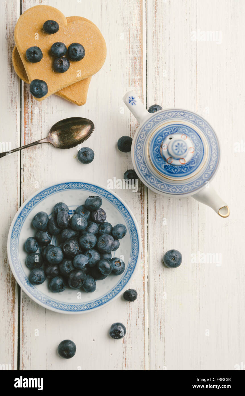 Heidelbeeren auf rustikalen Holztisch weiß Stockfoto