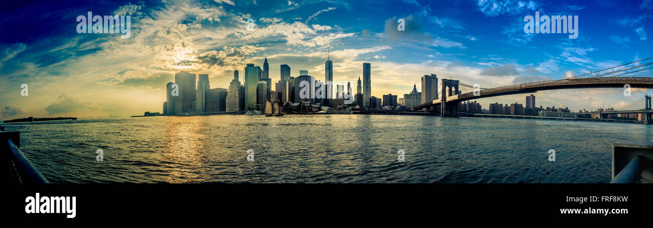 Panoramablick auf die Skyline von Manhattan mit Brooklyn Bridge, New York, USA. Stockfoto