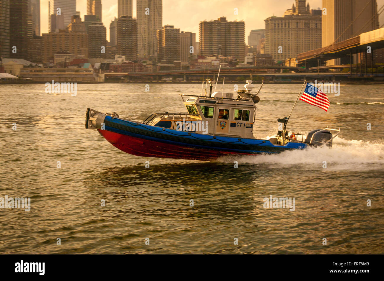 NYPD Patrouillenboot am East River, New York, USA Stockfoto