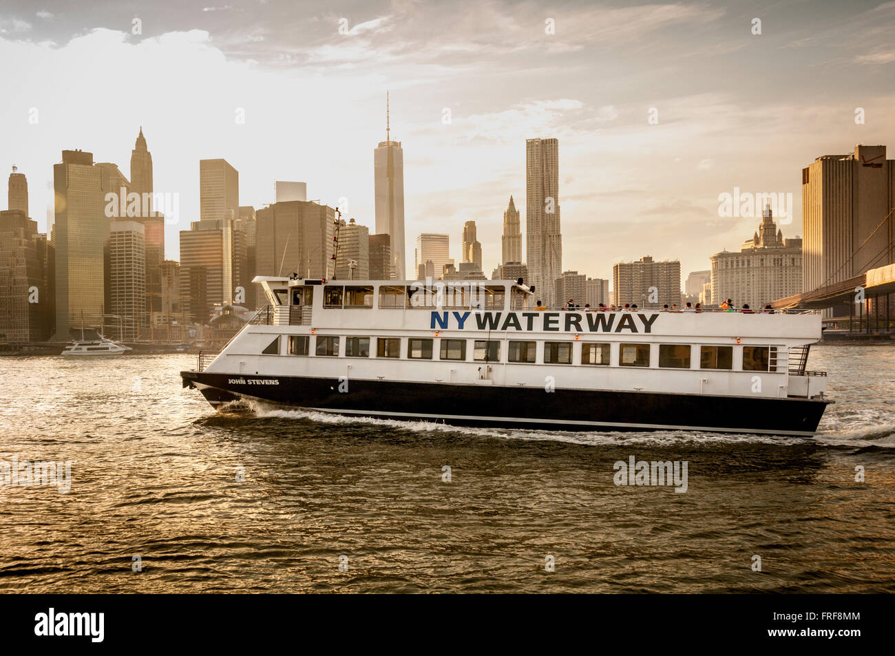 NY Waterway Boot mit Lower Manhattan im Hintergrund auf dem East River, New York, USA Stockfoto