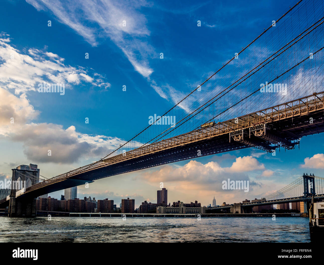 Brooklyn Bridge Manhattan Bridge und Empire State building in Ferne, New York City, USA. Stockfoto