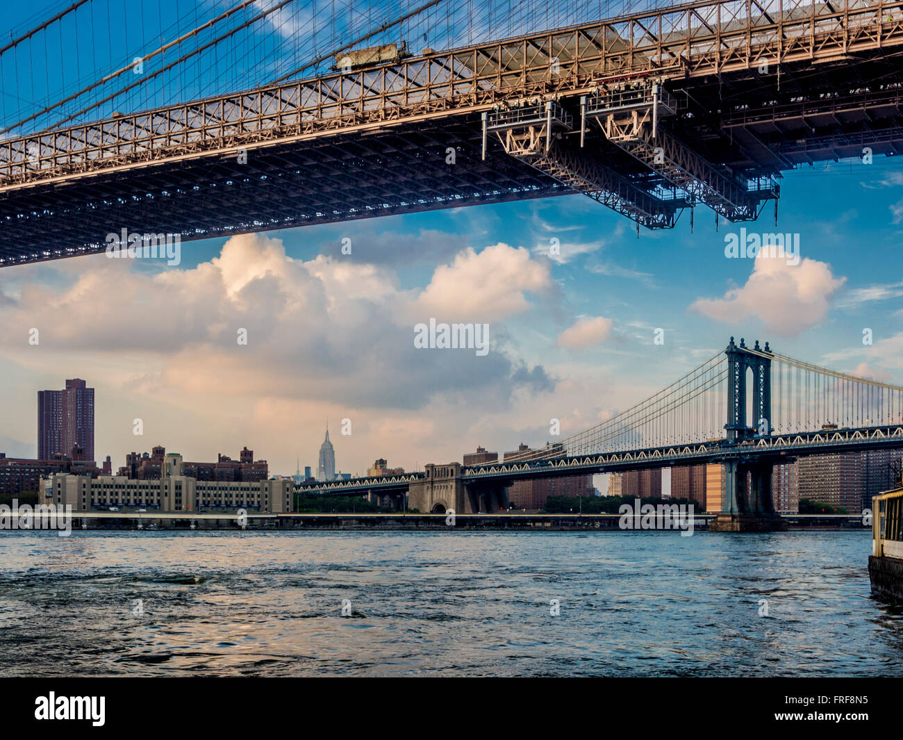 Brooklyn Bridge im Vordergrund mit Manhattan Bridge und Empire State building in Ferne, New York City, USA. Stockfoto