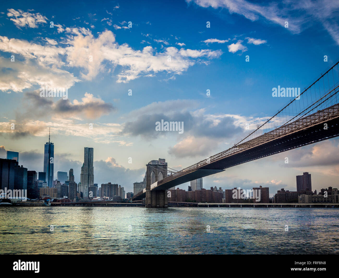 Skyline von Manhattan mit Brooklyn Bridge, New York, USA. Stockfoto