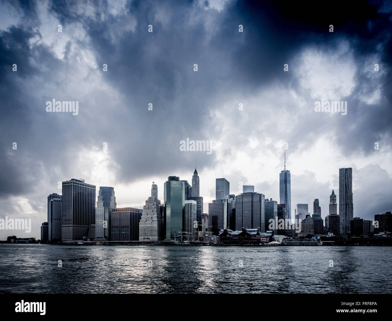 Lower Manhattan Skyline aus Brooklyn, New York City, USA gesehen. Stockfoto