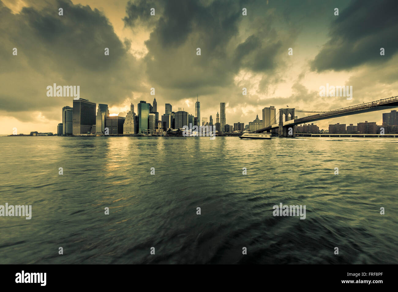 Skyline von Manhattan mit Brooklyn Bridge, New York, USA. Stockfoto