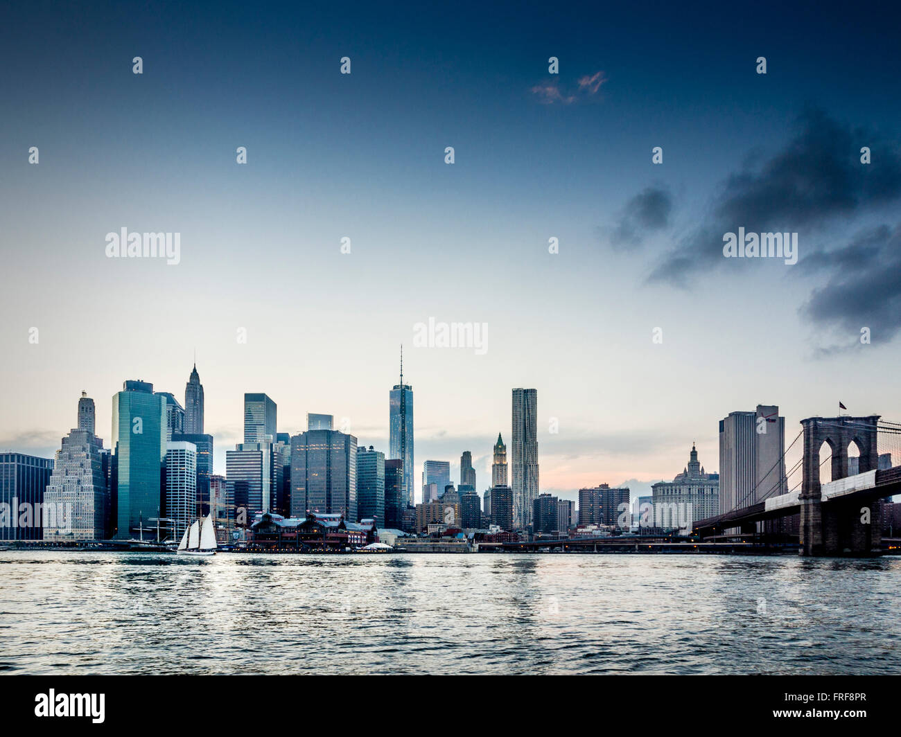 Skyline von Manhattan mit Brooklyn Bridge, New York, USA. Stockfoto