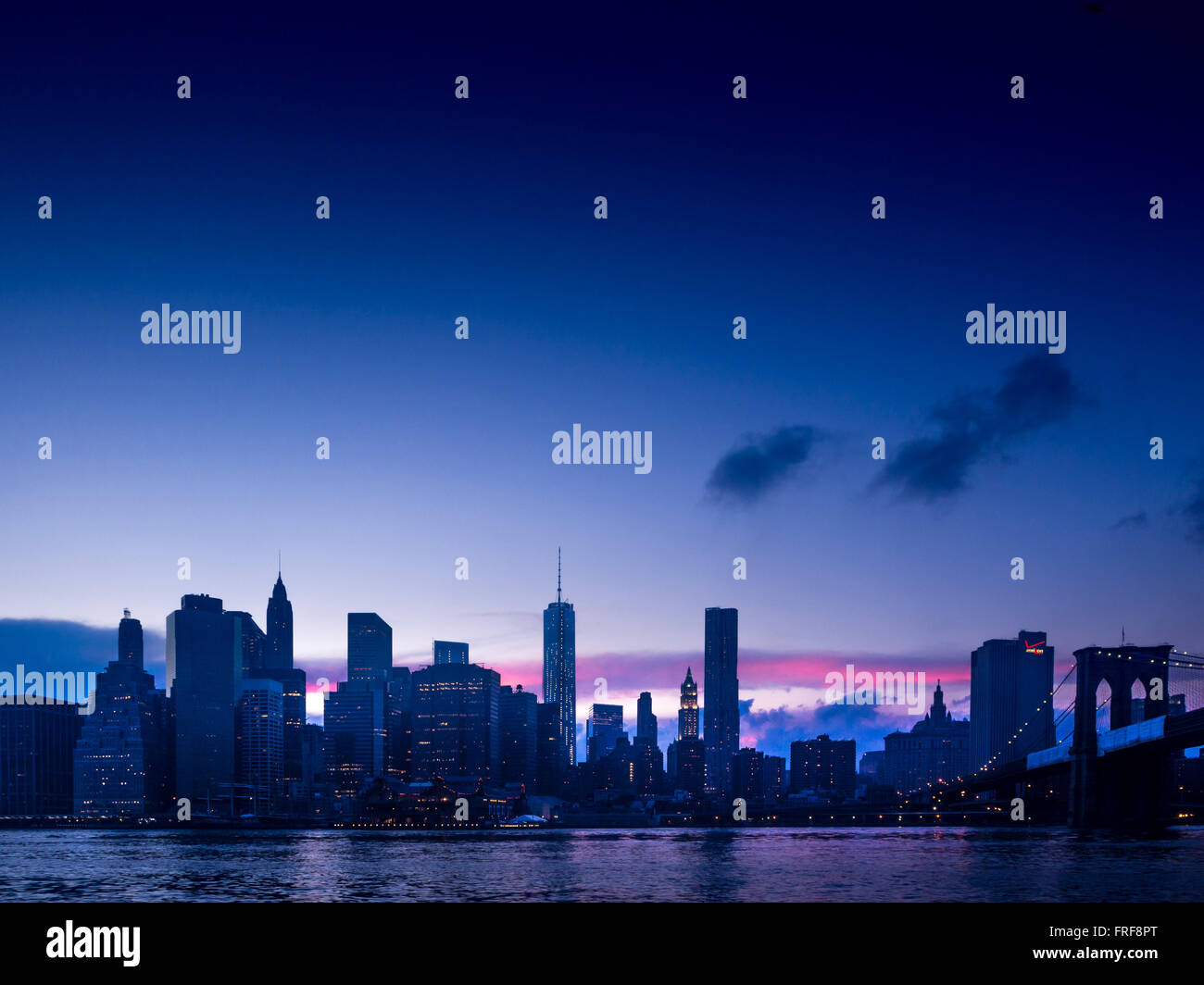 Skyline von Manhattan in der Dämmerung mit Brooklyn Bridge, New York, USA. Stockfoto